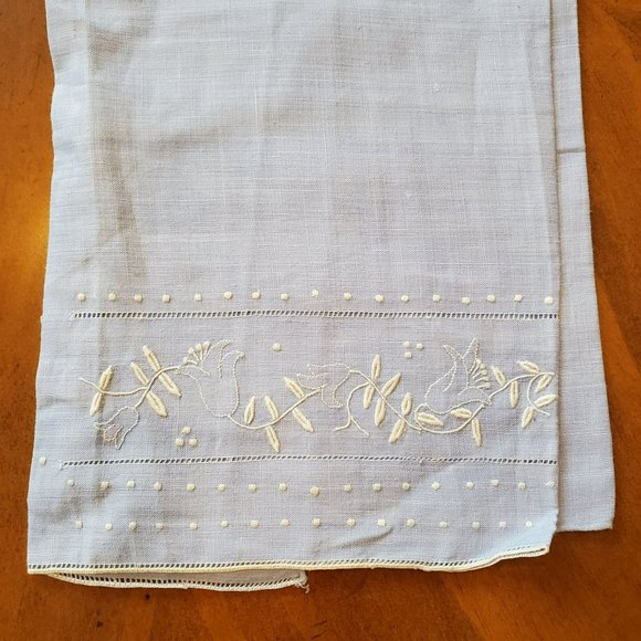Vintage Embroidered Guest Towels, set of 2, Napkins / Table Mats / Handkerchief - Picture 4 of 4